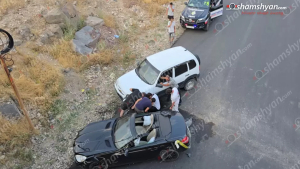 Ջրվեժի կամրջի մոտ բախվել են «Opel»-ն ու «Mercedes»-ը․ վերջինս մի քանի մետր թռնելով՝ կամրջի տակ բախվել «Chevrolet»-ին