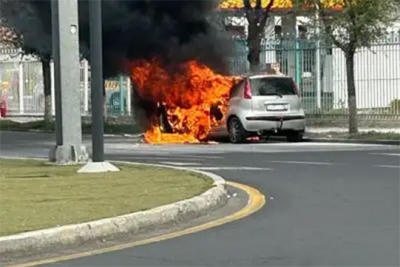 «Զվարթնոց» օդանավակայանի խաչմերուկի մոտ ավտոմեքենա է այրվել