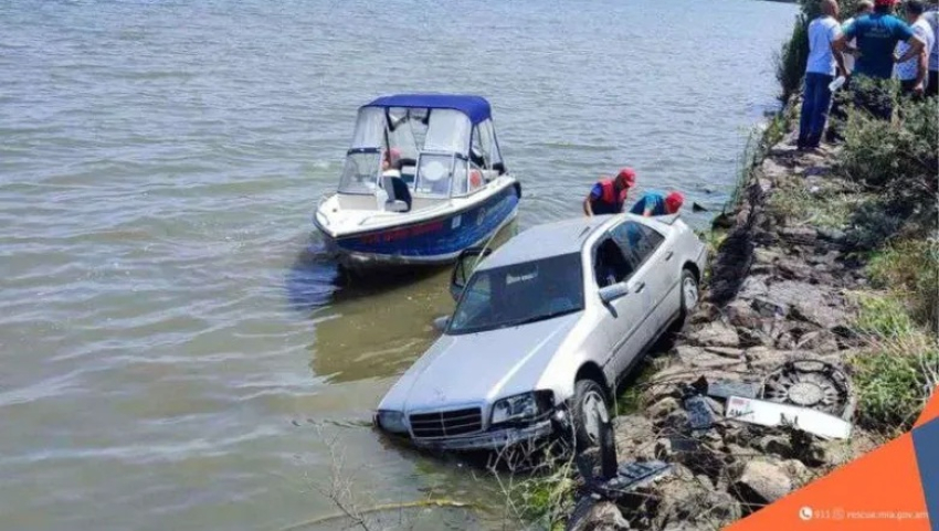 Մեքենան հայտնվել է Սևանա լճում