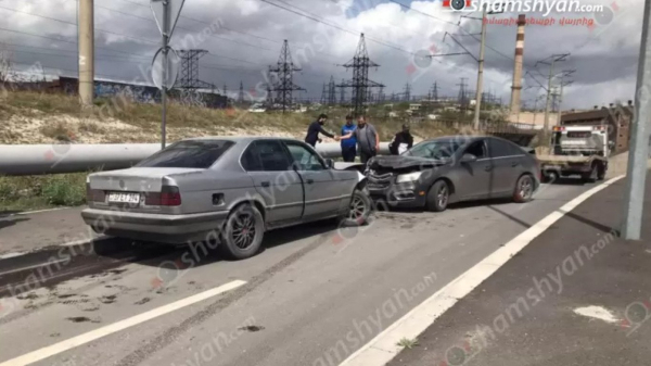 Երևանում «Հյուսիս-հարավ» նոր կառուցվող, սակայն չգործող ճանապարհին բախվել են «BMW»-ն ու «Chevrolet»-ն