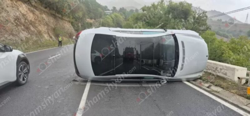 Վանաձոր-Ալավերդի ավտոճանապարհին «Mercedes CLS»-ը բախվել է բետոնե էլեկտրասյանը և կողաշրջվել