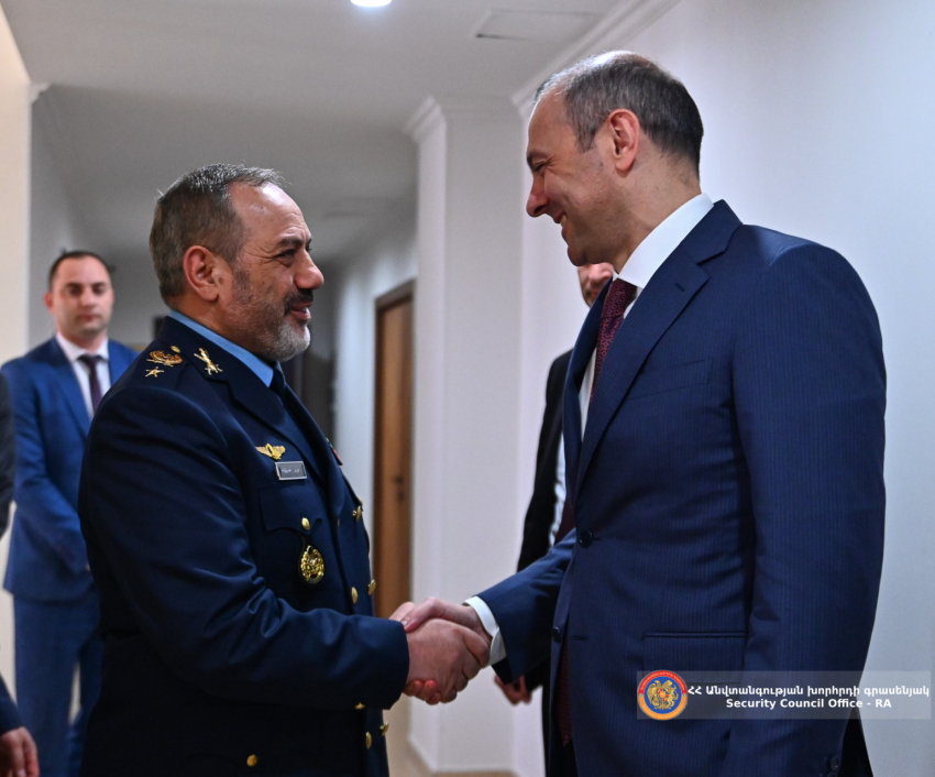 ԱԽ քարտուղարի հետ հանդիպմանն Իրանի պաշտպանության նախարարը վերահաստատել է Իրանի աջակցությունը ՀՀ տարածքային ամբողջականությանը