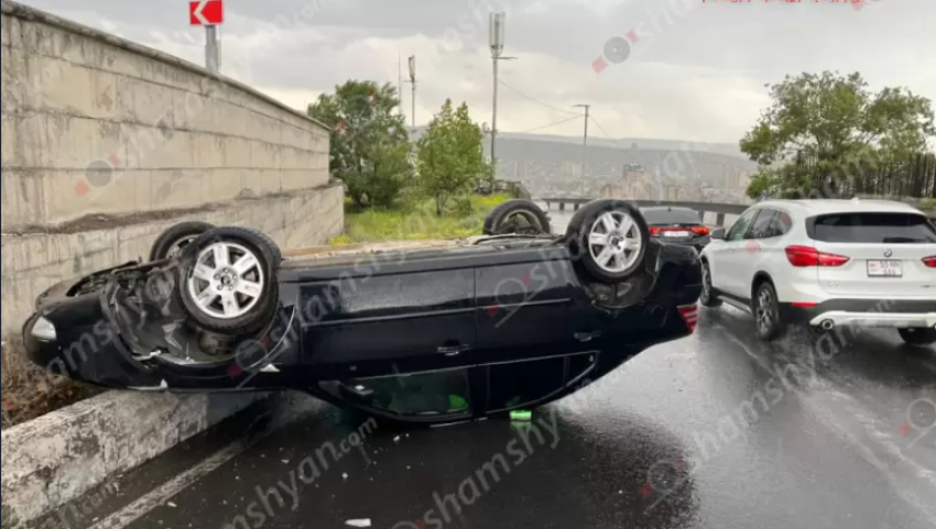 «Ford»-ը բախվել է բազալտե եզրաքարին և գլխիվայր շրջվել