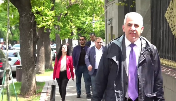 Նիկոլ Փաշինյանին իմպիչմենթ հայտնելու առաջարկով պատգամավորներին նամակներ են հանձնվում