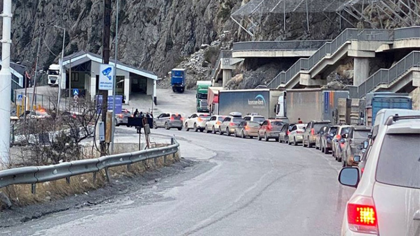 Վերին Լարսի անցակետը հատելու համար 2,889 տրանսպորտային միջոց է հերթագրված