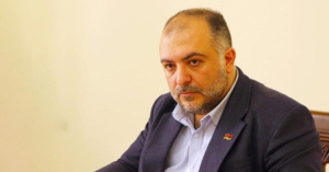 «Ժողովուրդ». Փաշինյանի` «Հանրօգուտ մեդիամիջավայրը» կասկածի տակ դնելն ու Թևոսյանի հրաժարականը