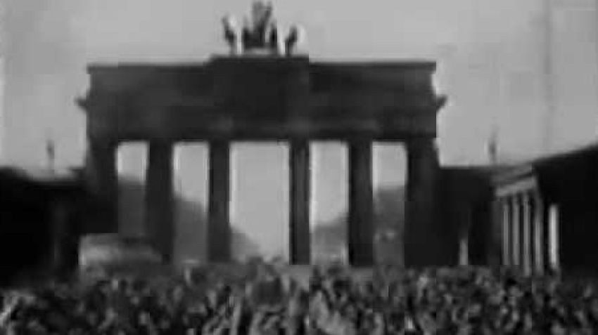 Բացառիկ կադրեր․ Ինչպես են 1945 թվականին հայ զինվորները քոչարի պարում Բեռլինում Ռեյխստագի պատերի մոտ