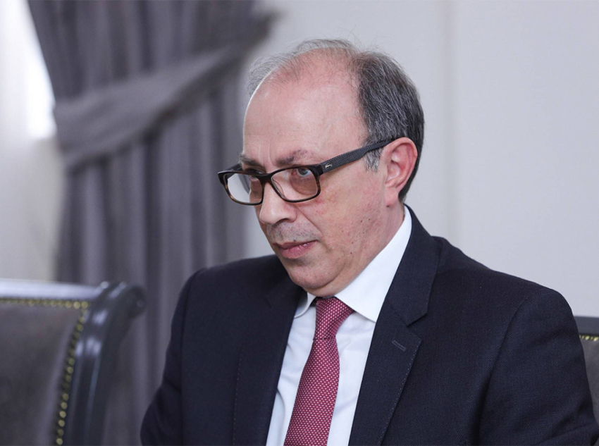 Ընկնելով պատմության հետևից. Արա Այվազյան