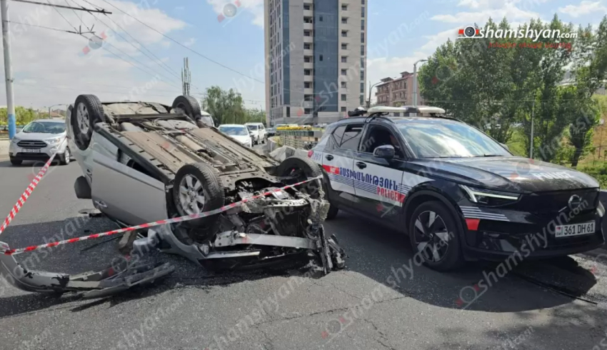 Բուսաբանական այգու մոտ «Nissan Versa»-ն բախվել է կամրջի պատնեշներին և գլխիվայր շրջվել․ կա տուժած