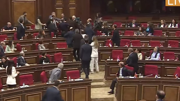 Ծեծկռտուք՝ ԱԺ-ում. ՔՊ-ականները քաշքշում են Գեղամ Մանուկյանին. Տեսանյութ