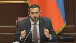 Աբաջյանի կեղծ պապիկի մասով ասեմ՝ եկավ մի մարդ՝ Ռոբերտի նկարը ձեռքին, ասաց՝ պապիկն է, անձնագիր ուզե՞ի. Ռուբինյան