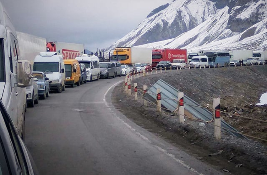 Լարսի սահմանին 1000 մեքենա խցանման մեջ է