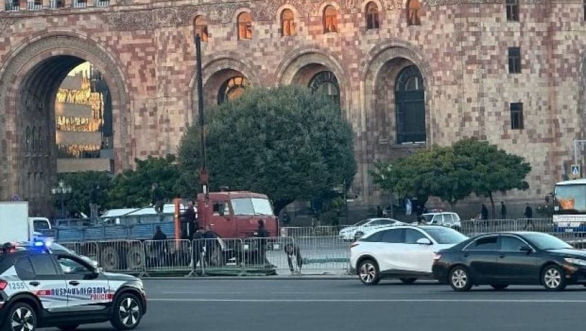 Հանրապետության հրապարակում սկսվել են գլխավոր տոնածառի տեղադրման աշխատանքները