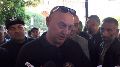 Կեսիդ քամակը կեղտոտ կմնա, թուղթ չի լինի, եթե բեռնափոխադրողները չաշխատեն, մեր բլակով ա է սաղ գալիս