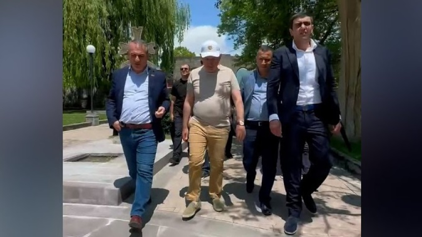 Այցելեք Գորիս եւ զգացեք քաղաքի ջերմությունը․ Փաշինյանն ու Առուշանյանը զբոսնում են Գորիսում