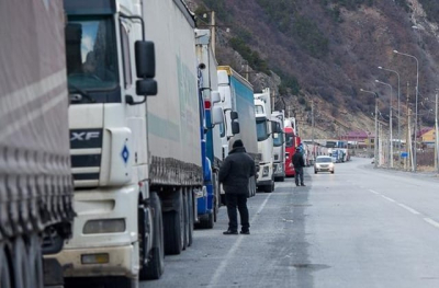 Ավելի քան 1,2 հազար հայկական բեռնատարներ սպասում են Լարսն անցնելուն