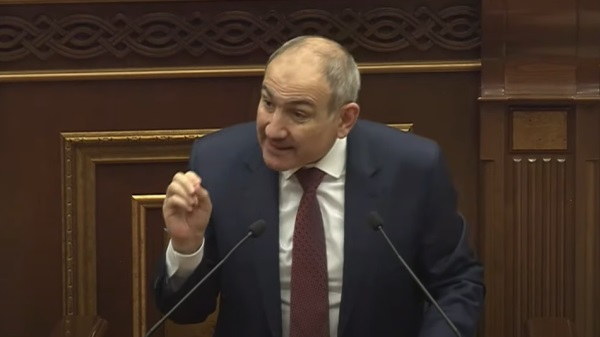 Չեմ զարմանա, որ ձեզ հայտնի շրջանակներից այդ մարդկանց վճարել են, տարել, երգել են տվել. Փաշինյանը՝ հրապարակում ադրբեջաներեն երգողների մասին