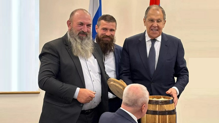 «Սուրբ մարդիկ են, բայց հոտ է գալիս». Լավրովին Երևանում անսովոր նվերներ են մատուցել