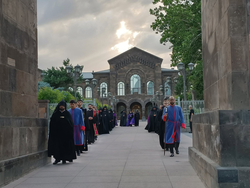 Մայր տաճարում մատուցվեց պատարագ՝ գերյալների ազատության, նեղյալների մխիթարության և հայրենի երկրի խաղաղության համար