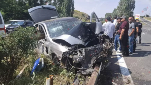Երևան-Սևան-Իջևան ճանապարհին «Opel Astra»-ն դուրս է եկել երթևեկելի գոտուց և մխրճվել բաժանարար գոտում տեղադրված երկաթե արգելապատնեշների մեջ