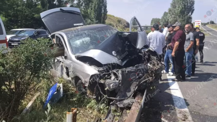 Երևան-Սևան-Իջևան ճանապարհին «Opel Astra»-ն դուրս է եկել երթևեկելի գոտուց և մխրճվել բաժանարար գոտում տեղադրված երկաթե արգելապատնեշների մեջ