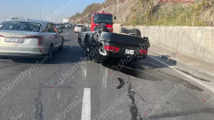 Երևանում «Mercedes»-ը բախվել է բազալտե եզրաքարին և գլխիվայր շրջվել