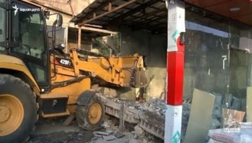 Երևանի կենտրոնում ապամոնտաժվում են անօրինական տեղադրված կրպակները (վիդեո)