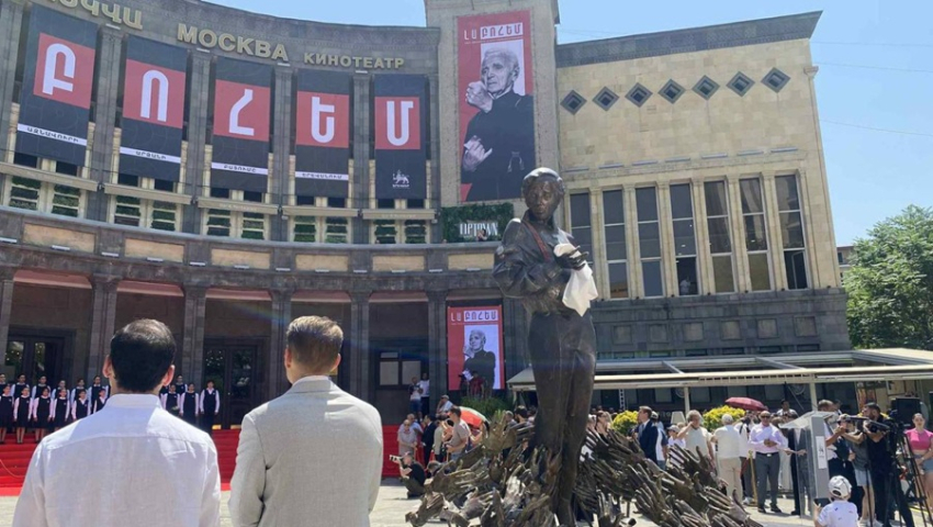 Երևանում բացվեց Շառլ Ազնավուրի արձանը