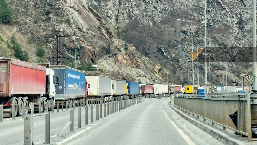 Հսկայական խցանում Լարսում. հերթում 1300-ից ավելի հայկական բեռնատար կա