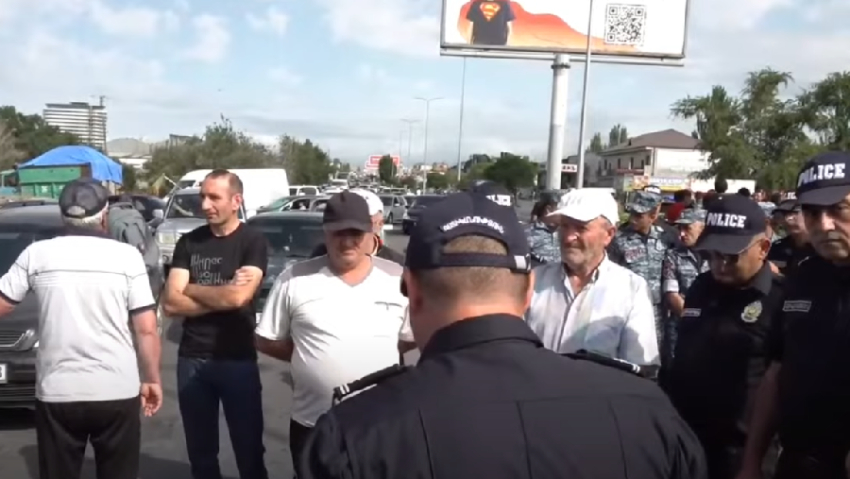Լարված իրավիճակ Քասախում, բնակիչները փորձում են ճանապարհ փակել. ոստիկանները չեն թողնում (ուղիղ)