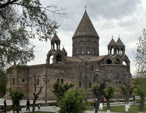 Ցավում ենք, որ կաթոլիկ բարձրագույն կրթական հաստատությունում  թույլատրվել է կազմակերպել հակագիտական միջոցառում․ Մայր Աթոռ
