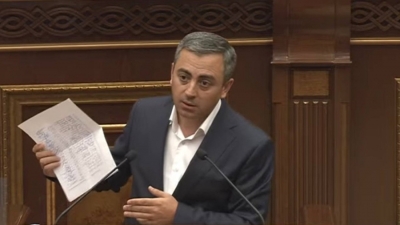 Իշխան Սաղաթելյանը «Հայաստան» խմբակցության պատգամավորների ստորագրությունները փոխանցեց «Պատիվ ունեմ» խմբակցությանը (տեսանյութ)