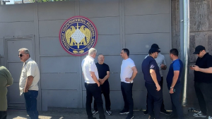 Մեծ թվով ոստիկաններ ժամանեցին ՔԿ, որտեղ Սամվել Կարապետանի աջակիցներն են