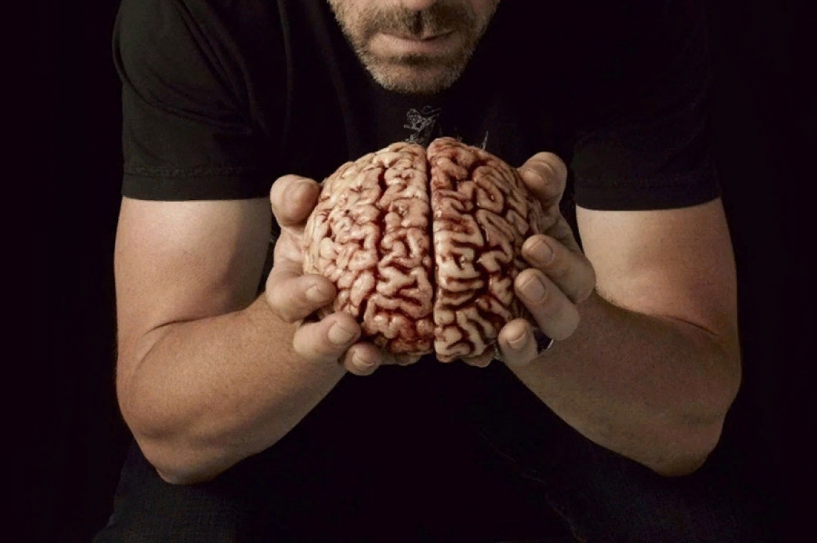 Камень умнее людей. Мозг в руках. Человеческий мозг в руках.