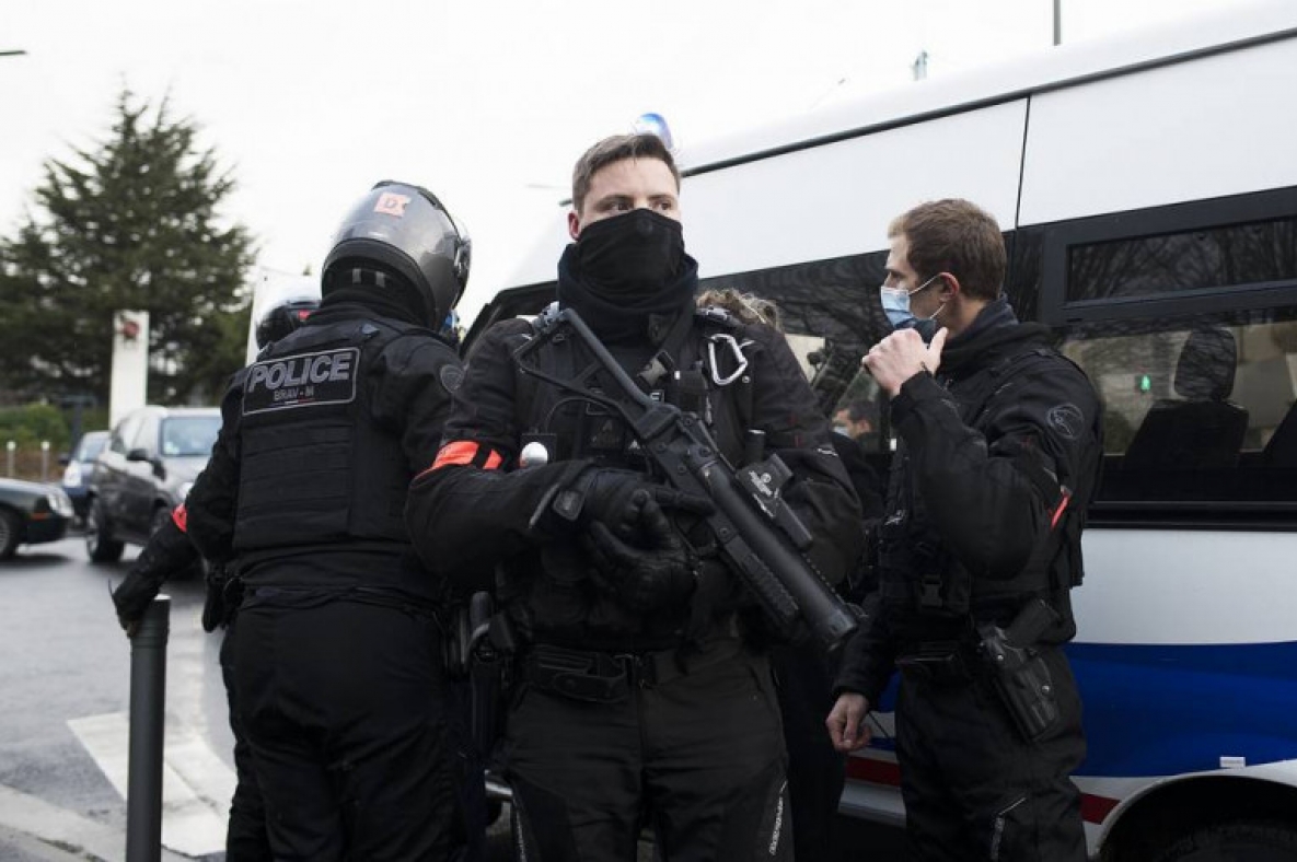 Захват мужчине. Переговоры с террористами картинки. Париже задержали мужчину. Евротрип / арест в Париже. Какие заложники полиция помощники.